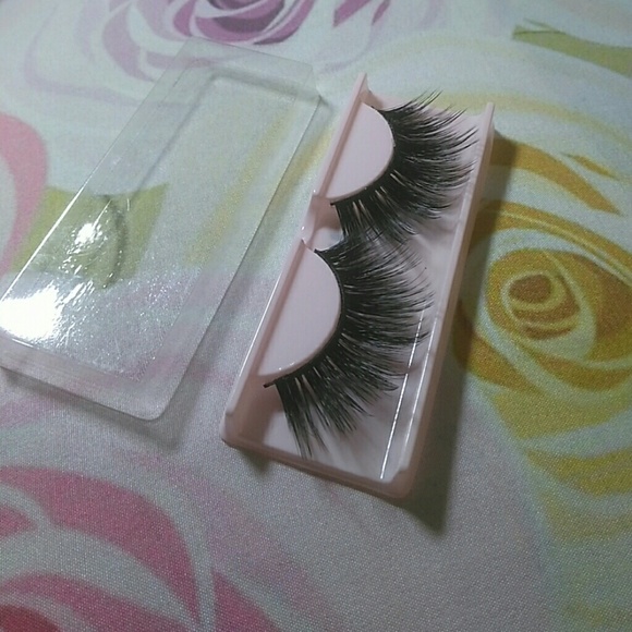 *LOW IN STOCK* C11 IG MINK lashes by Lash Levels - Picture 3 of 5